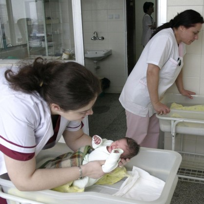 Акушерки с бебета в Университетската болница „Майчин дом”
