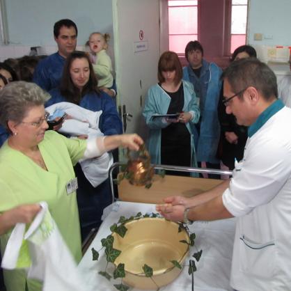 Шефът на русенската болница д-р Минчо Вичев празнува Бабинден с екипа си