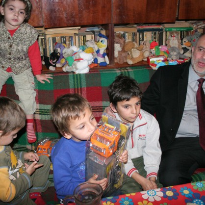 Тотю Младенов посети семейството с 13 деца в село Кънчево