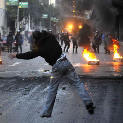 Полиция и протестиращи се сблъскаха в столицата и други части на Египет в сряда в втория ден на митингите си да поиска свалянето на Хосни Мубарак
