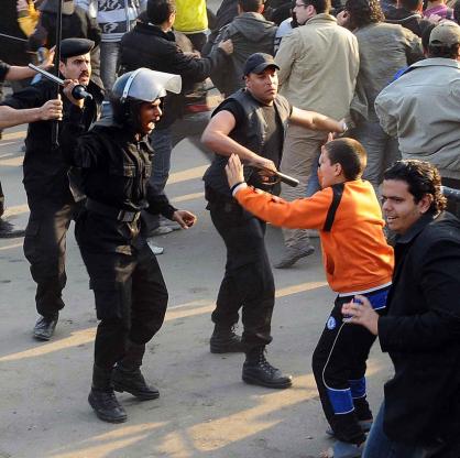 Полиция и протестиращи се сблъскаха в столицата и други части на Египет в сряда в втория ден на митингите си да поиска свалянето на Хосни Мубарак