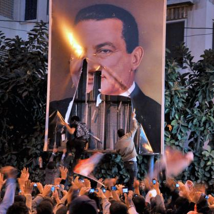 Египетски протестиращи събарят плакат на президента Хосни Мубарак в Египет по време на демонстрация в Александрия