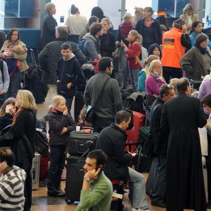 Летището в Кайро - хиляди чужденци напускат страната
