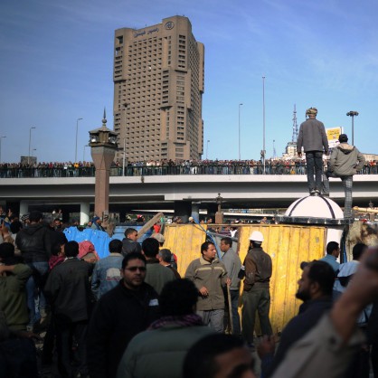 Привърженици на Хосни Мубарак откриха огън с автоматични оръжия срещу противниците на режима