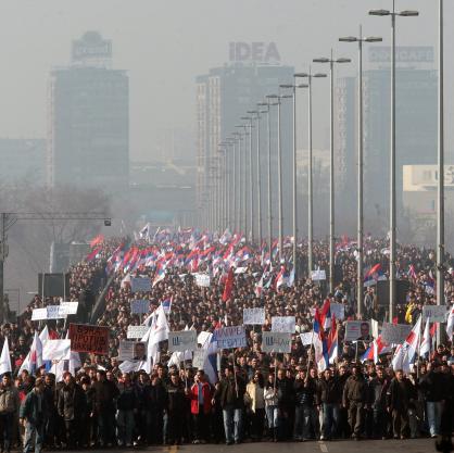 Хиляди в сърбия поискаха предсрочни избори на митинг