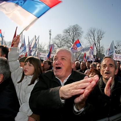 Хиляди в Сърбия поискаха предсрочни избори на митинг