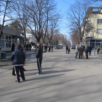 Мнозина дойдоха в близост до тото пункта да видят кой е новият милионера