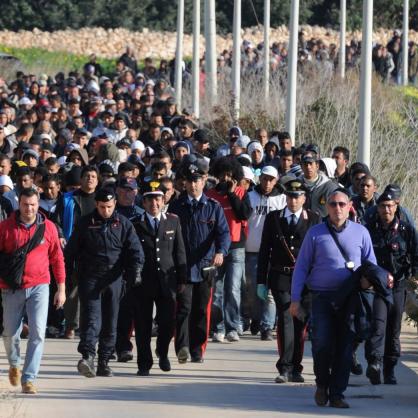 Нелегални емигранти от Тунис в Италия