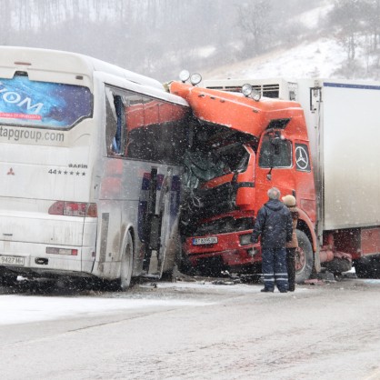 Автобус и ТИР катастрофираха  на пътя София-Варна