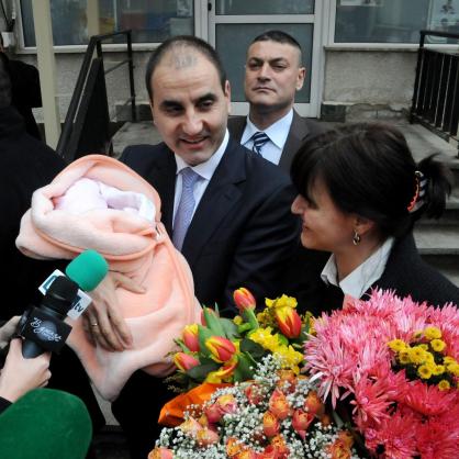 Вътрешният министър Цветан Цветанов при изписването на дъщеря му от родилното