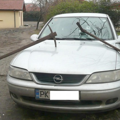 Кола със забити кирки в Бургас