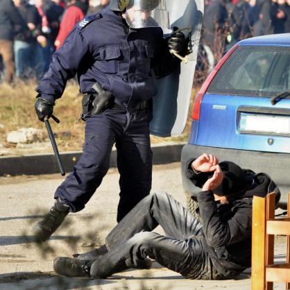 Полицай арестува футболен фен