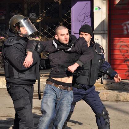Полицаи арестуват футболен фен