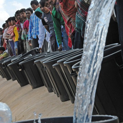 Опашка за вода в бежански лагер на границата с Либия