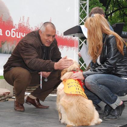 Бойко Борисов слага медальон на куче водач