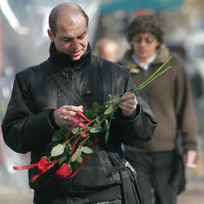 Мъж с цвете за 8 март