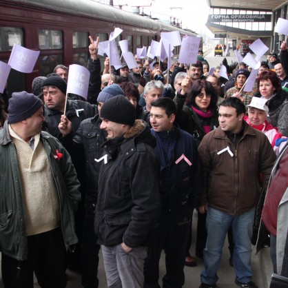 Над 100 железничари излязоха на перона на ЖП-гара Горна Оряховица