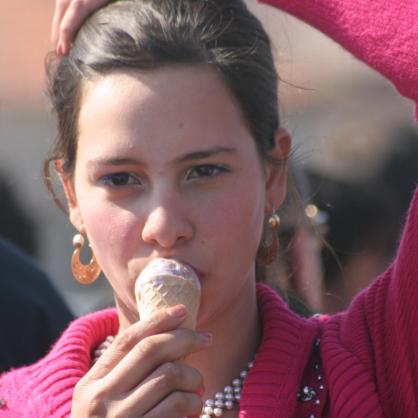 Младо момиче похапва сладолед в топлото време
