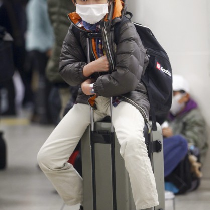 Японче с маска чака на гара в Токио