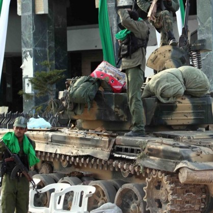 Стрелба от противовъздушни оръдия и тежка артилерия се чуваха в Бенгази