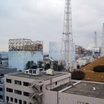 Полицейско водометно оръдие започна да облива с вода Трети реактор на Фукушима 1