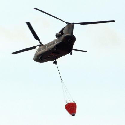 Военен хеликоптер облива с вода Трети реактор в АЕЦ Фукушима-1