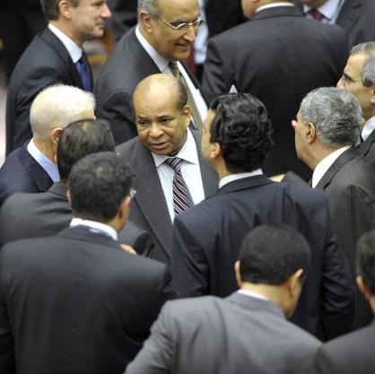Либийският посланик в ООН Абдурахман Мохамед заобиколен от дипломати преди срещата на ООН