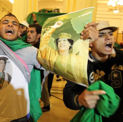 Привърженици на либийския лидер Муамар Кадафи пеят антиамерикански лозунги по време на митинг в Триполи