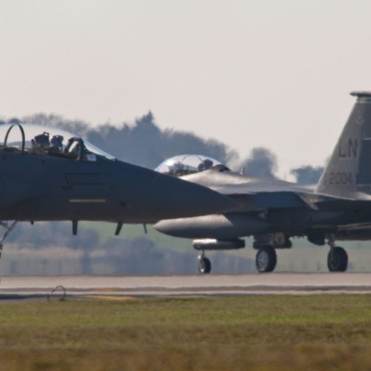 Два F-15 Eagle (Орел)- американски високоманеврени реактивни изтребители излитат от британската военновъздушна база Лейкънхийт