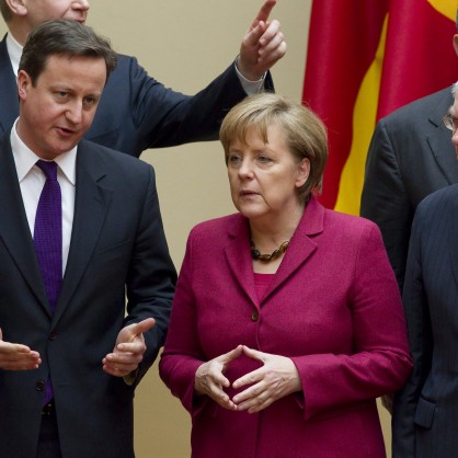 Германският канцлер Ангела Меркел, британският премиер Дейвид Камерън и председателят на Европейския съвет Херман Ван Ромпой