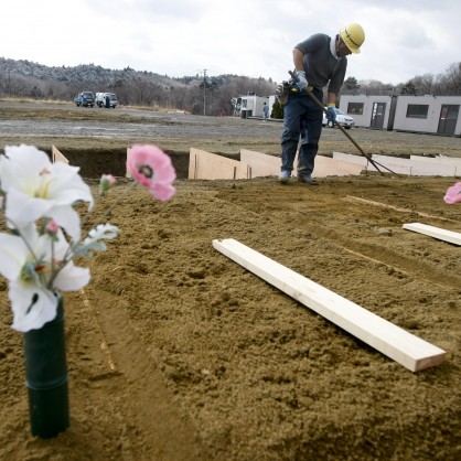 Опустошената от земетресението Япония копае  масови гробове