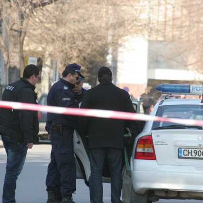 Въоръжен грабеж със заложници и ранен в банка в Сливен