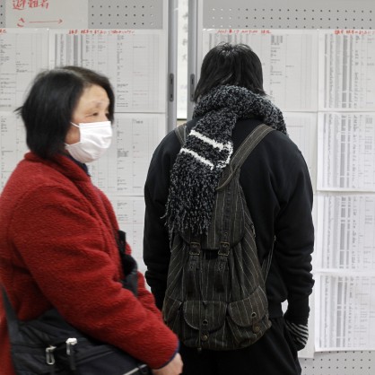 Списъци, по които японците търсят близките си, останали без жилище
