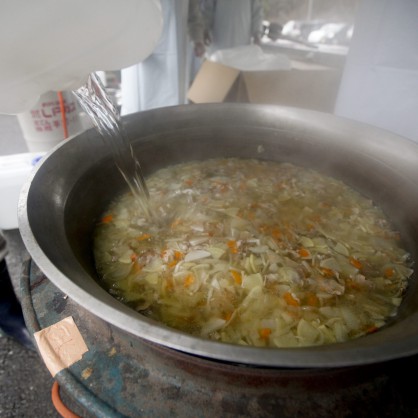 Супа, която са приготвили на евакуираните японци