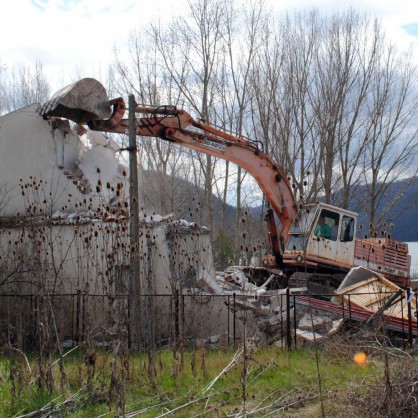 Започна събарянето на митничарското селище край язовир Ивайловград