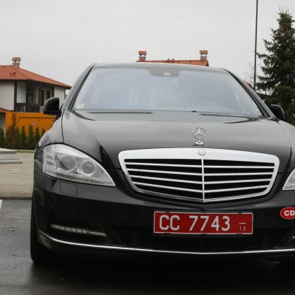 Автомобилът на Михаил Михов пред хотела в Правец