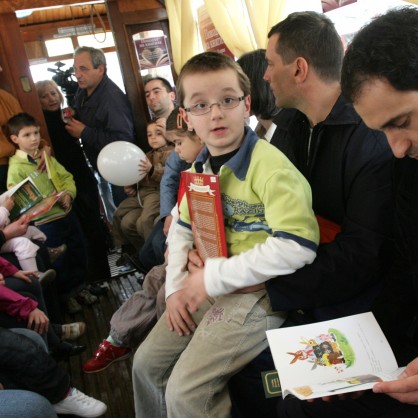 Деца и родители в литературния ретро трамвай в София