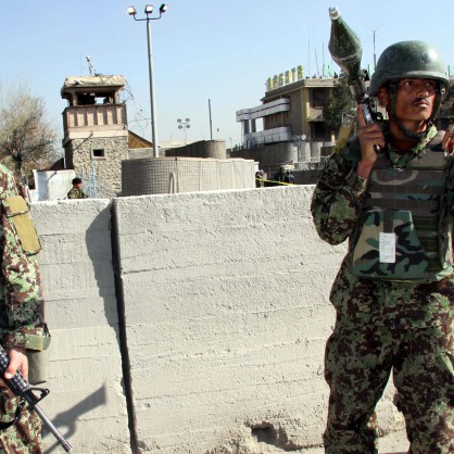Афганистанци пазят базата на НАТО в Кабул