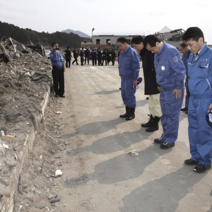Японският премиер Наото Кан видя на място огромните разрушения от цунамито