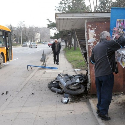 Катастрофа на моторист в спирка на градски транспорт в жк Дружба
