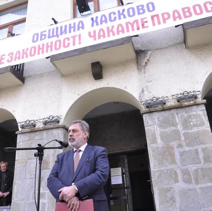 Кметът на Хасково Георги Иванов пред протестиращите общински служители