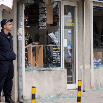 Спец полицаи извършват оглед на взривения във Варна джип
