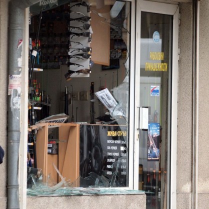 Спец полицаи извършват оглед на взривения във Варна джип