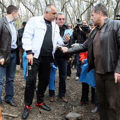Бойко Борисов се включи в почистването на София