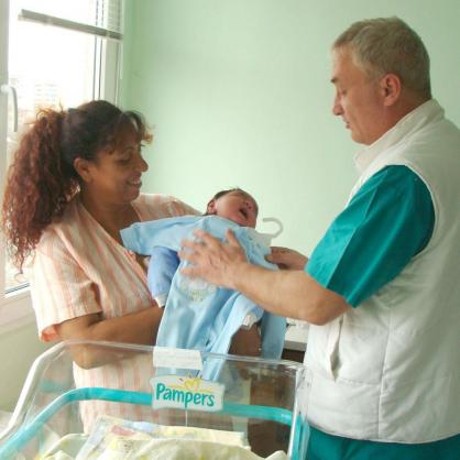 Най-голямото бебе в страната - 7-килограмовият Миглен бе изписан от болницата в Бургас
