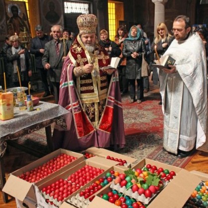 Великотърновският митрополит Григорий освети 2500 яйца с молитвата 