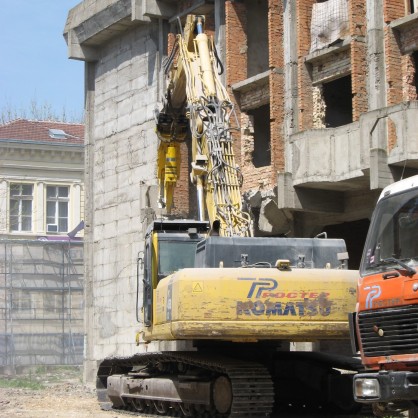 Наетата от община Русе фирма започна разрушаването на недостроената нова част на Доходното здание