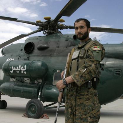 Военнослужещ на летище Кабул, Афганистан