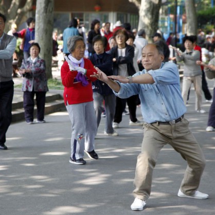 Китайски пенсионери практикуват Тай чи в парк в Шанхай