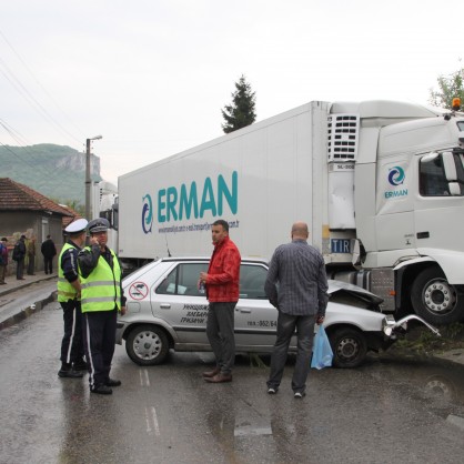Катастрофа с три тира и една кола затвори пътя Велико Търново - Русе